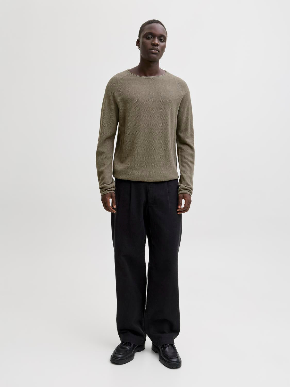 model_shot-front_full