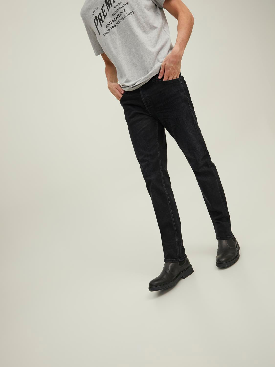 model_shot-creative
