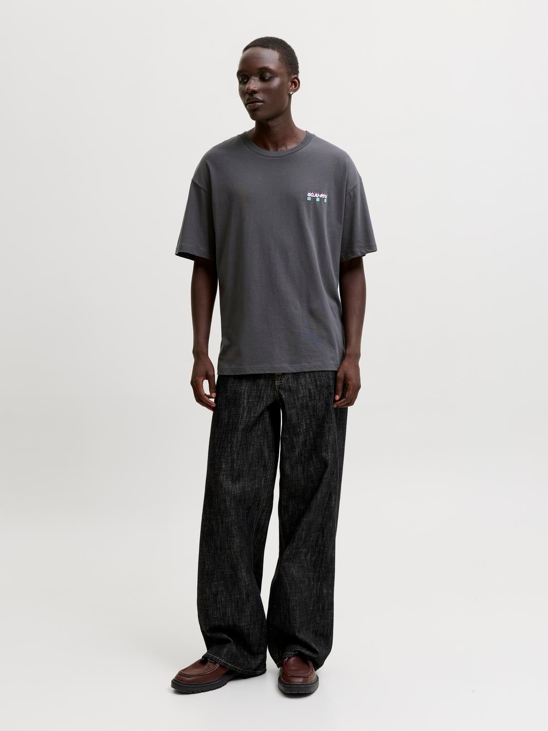 model_shot-front_full
