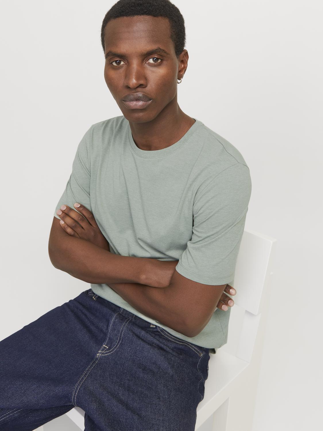 model_shot-creative