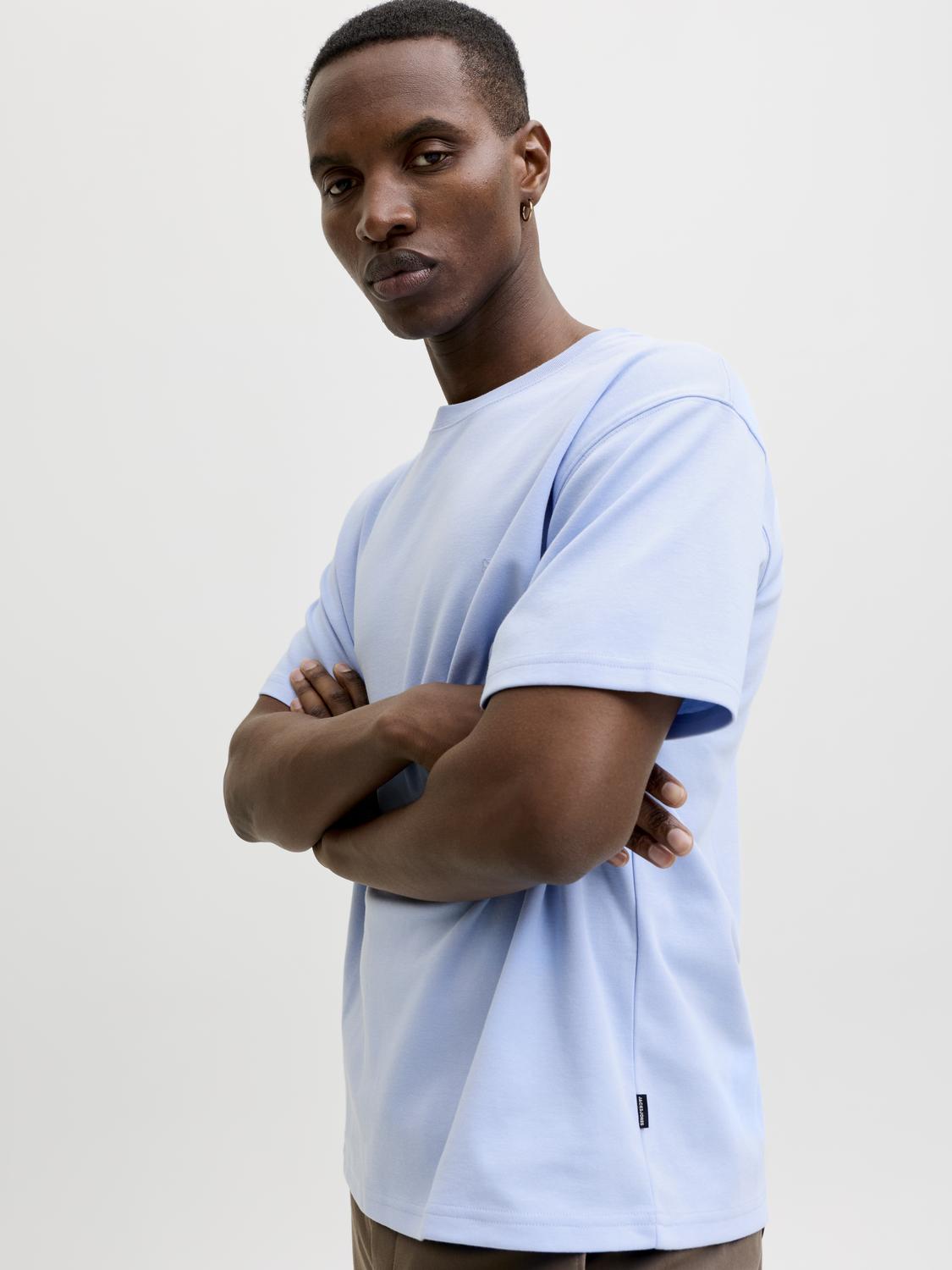 model_shot-creative