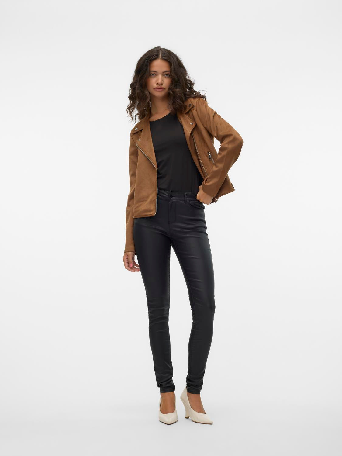 model_shot-front_full