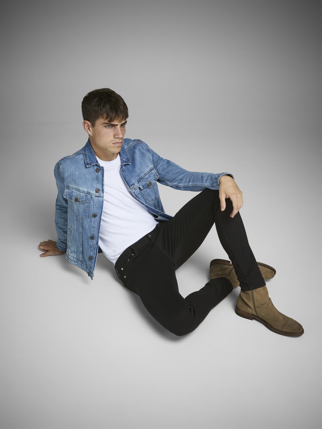 model_shot-creative