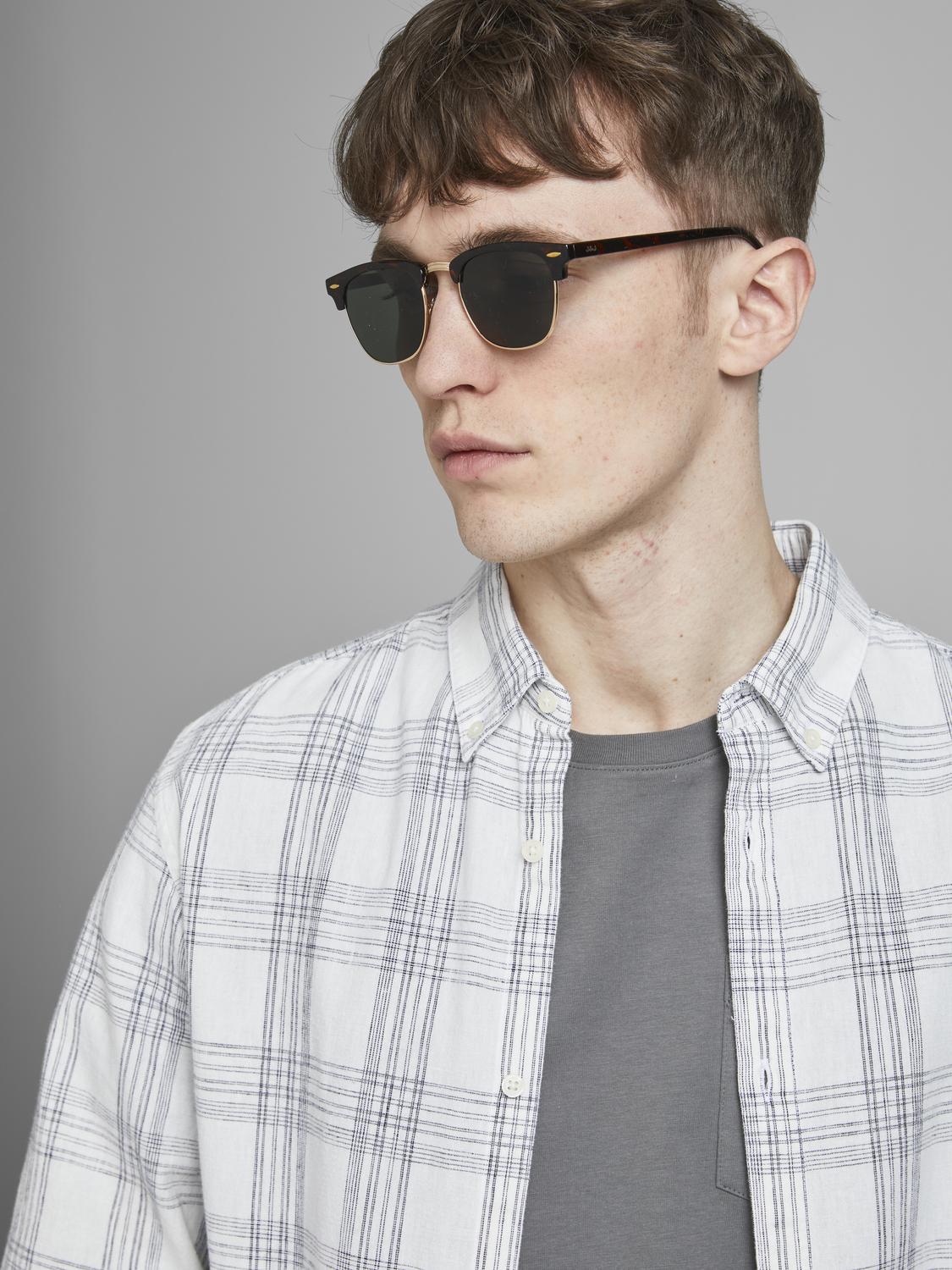 model_shot-front