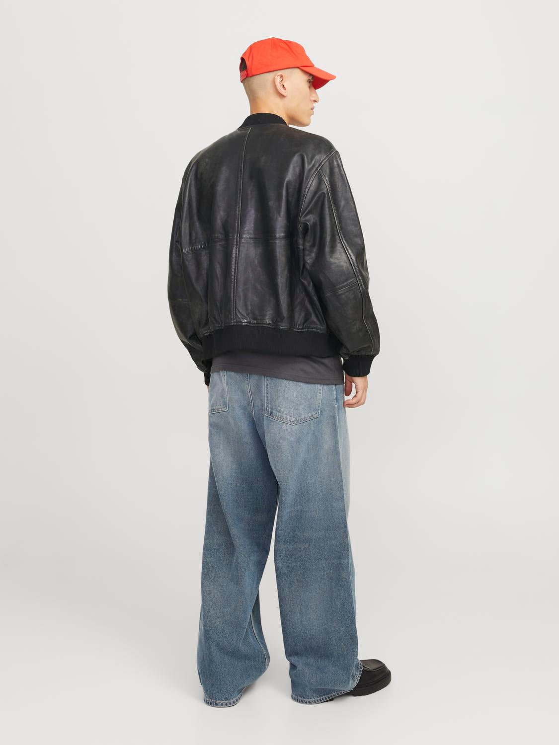 model_shot-back