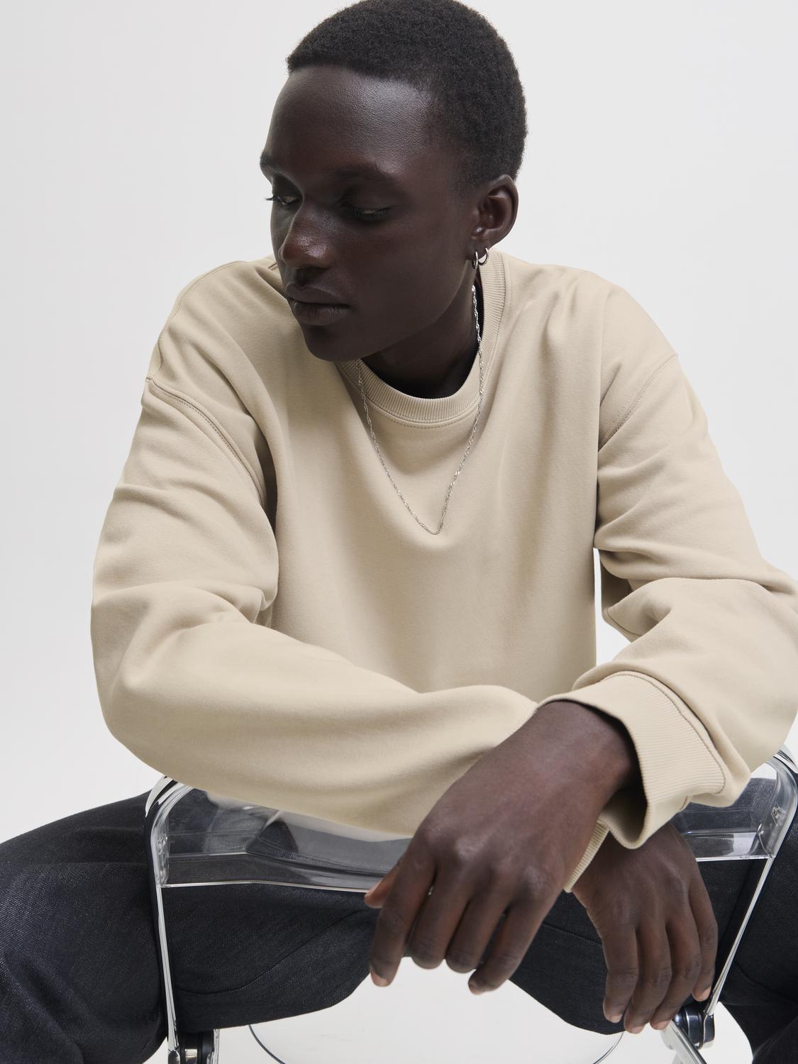 model_shot-creative