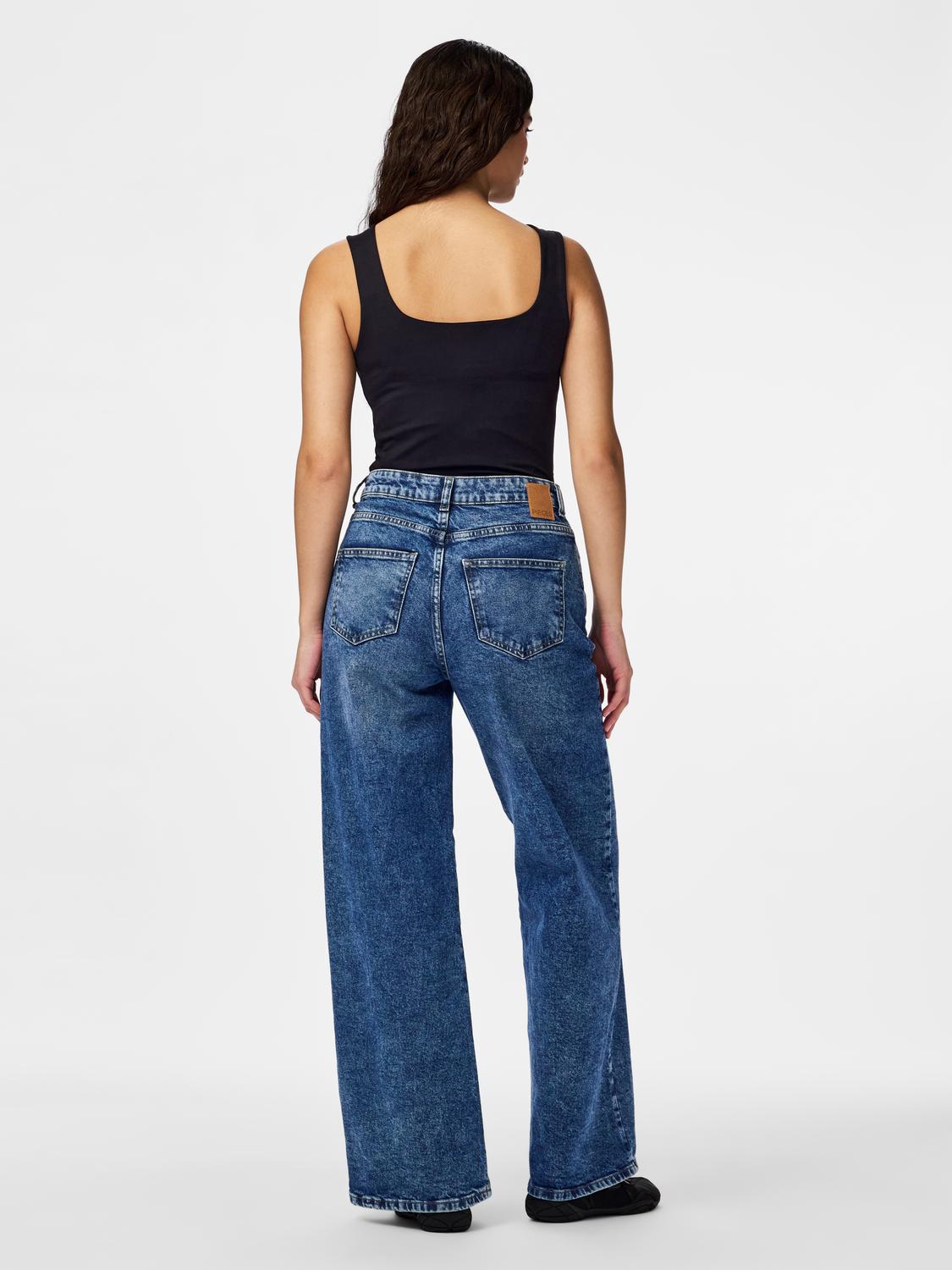 model_shot-back
