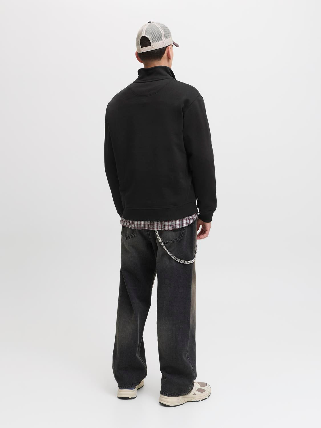 model_shot-back