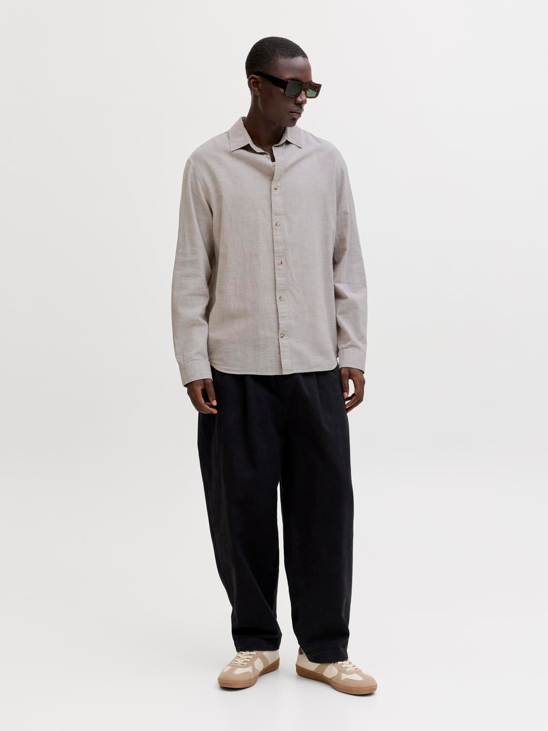 model_shot-front_full