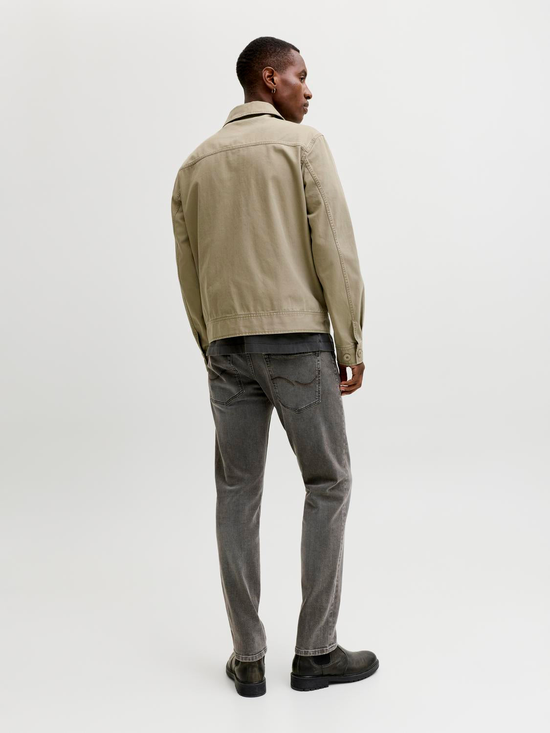 model_shot-back