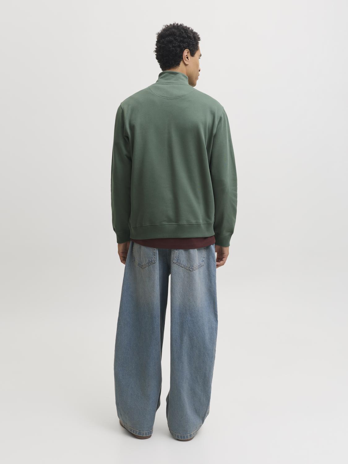 model_shot-back