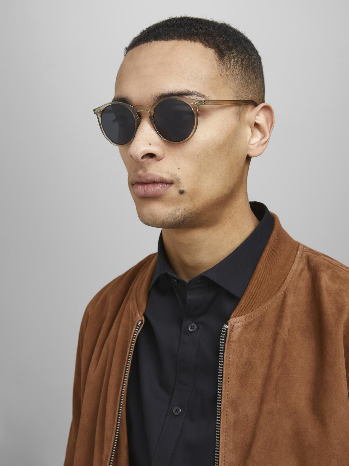 model_shot-front