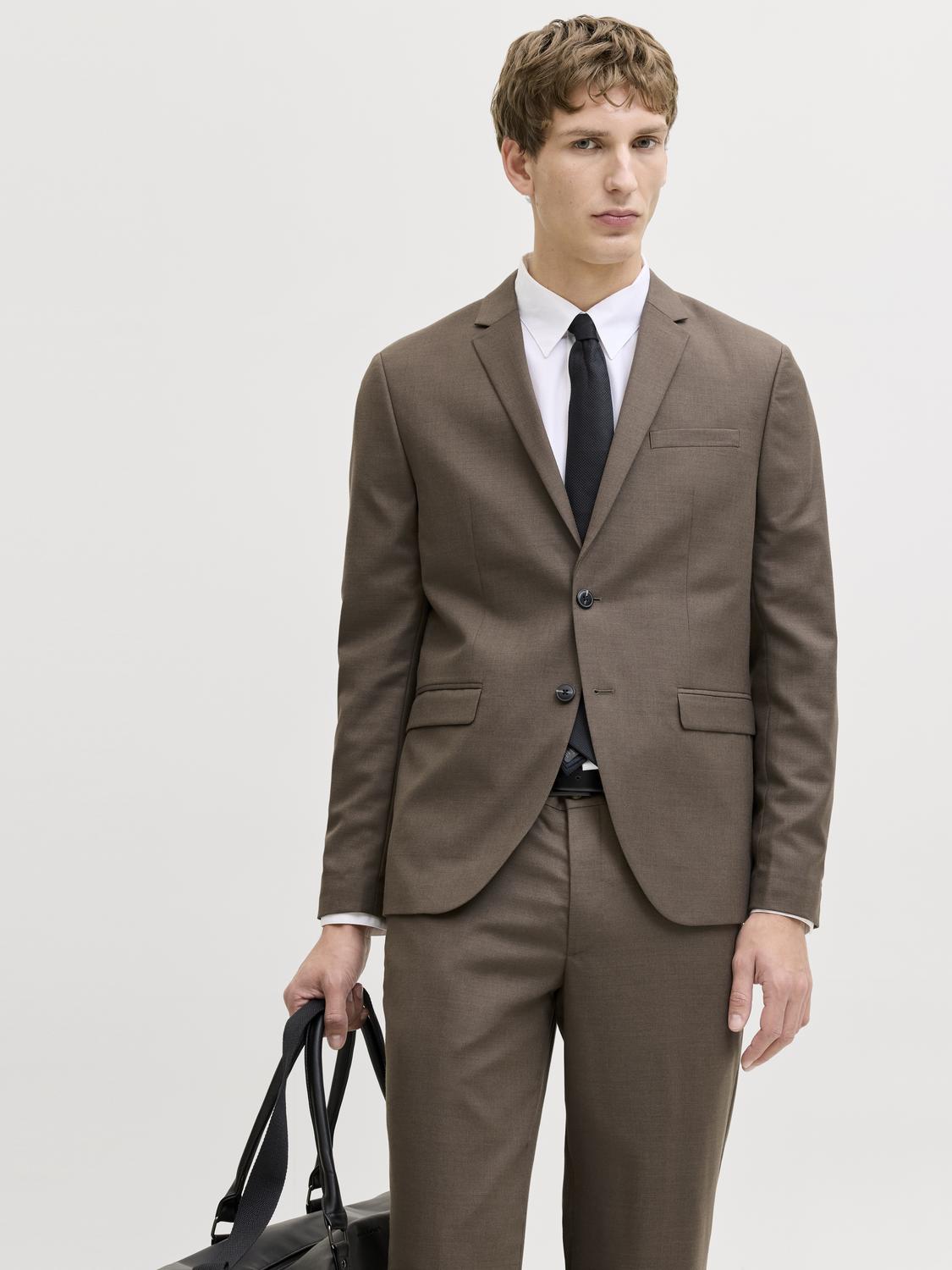 model_shot-front
