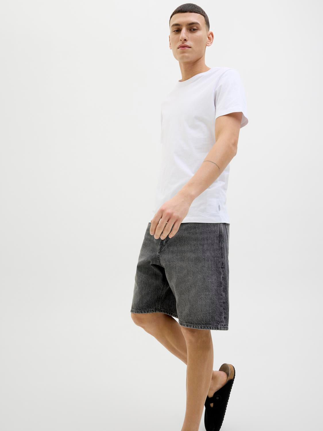 model_shot-creative