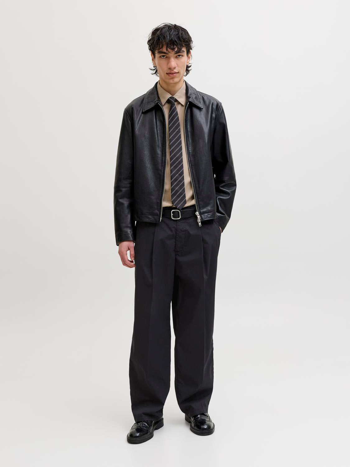model_shot-front_full