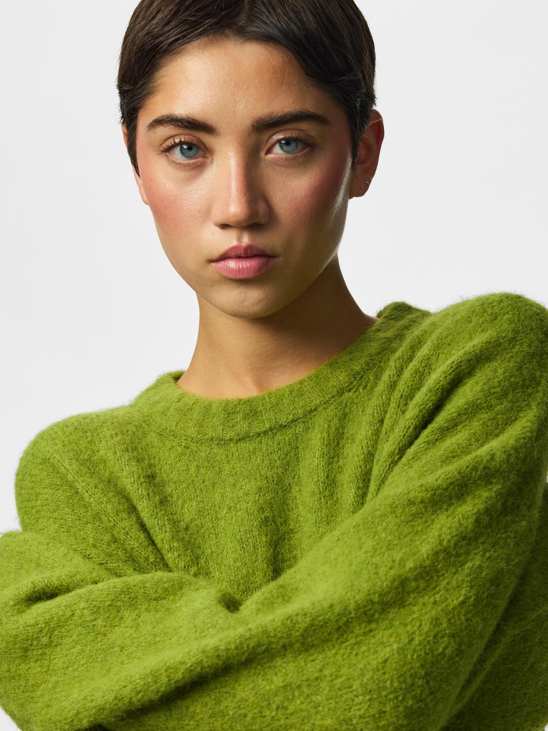 model_shot-creative