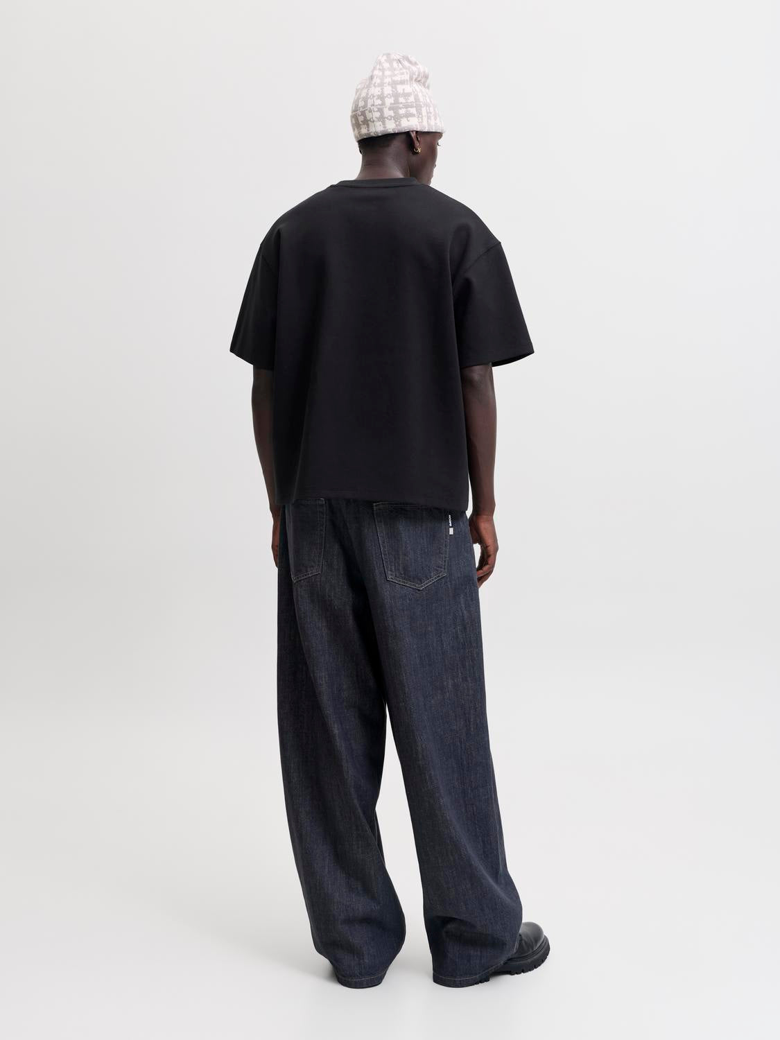 model_shot-back