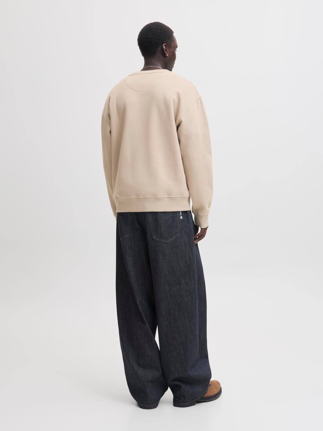 model_shot-back