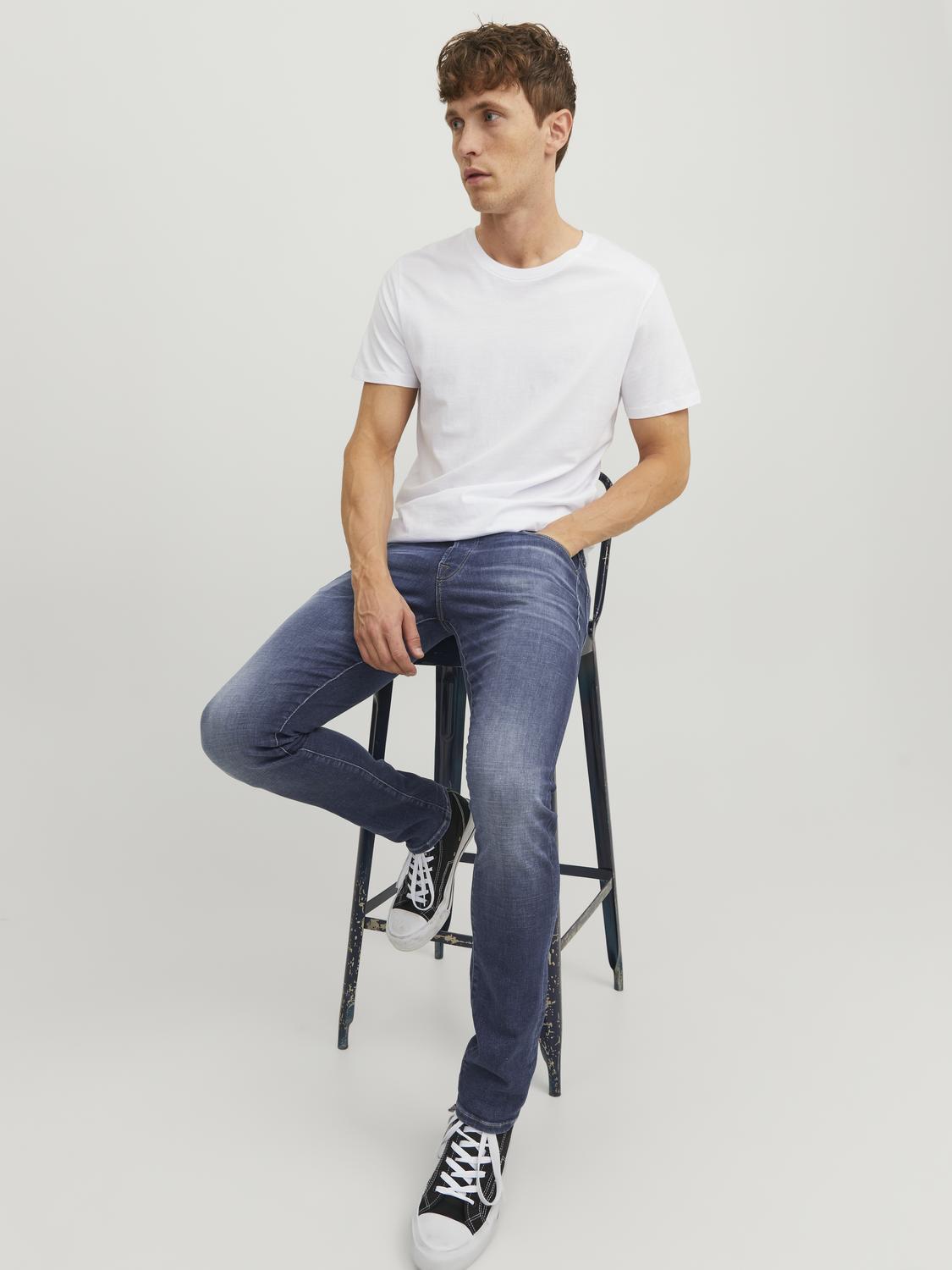 model_shot-creative