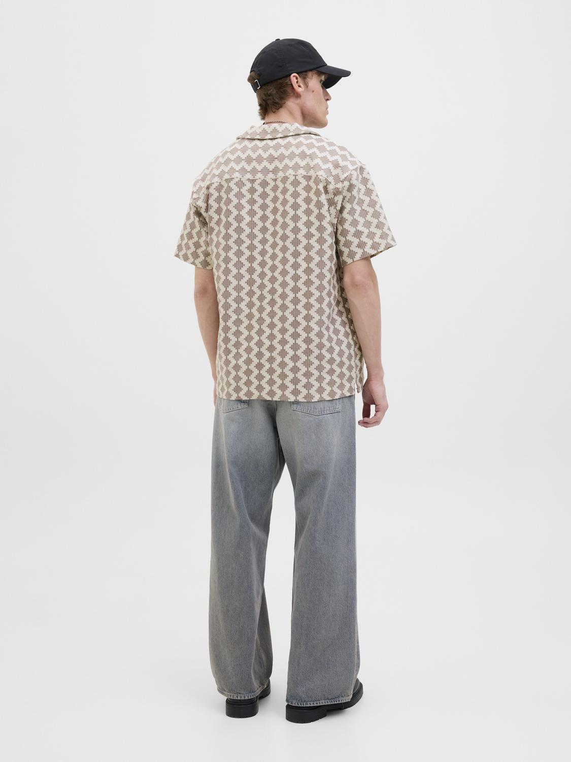model_shot-back