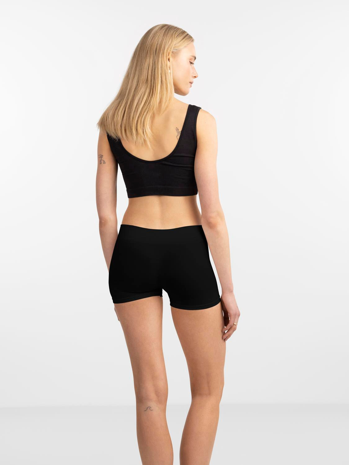 model_shot-back