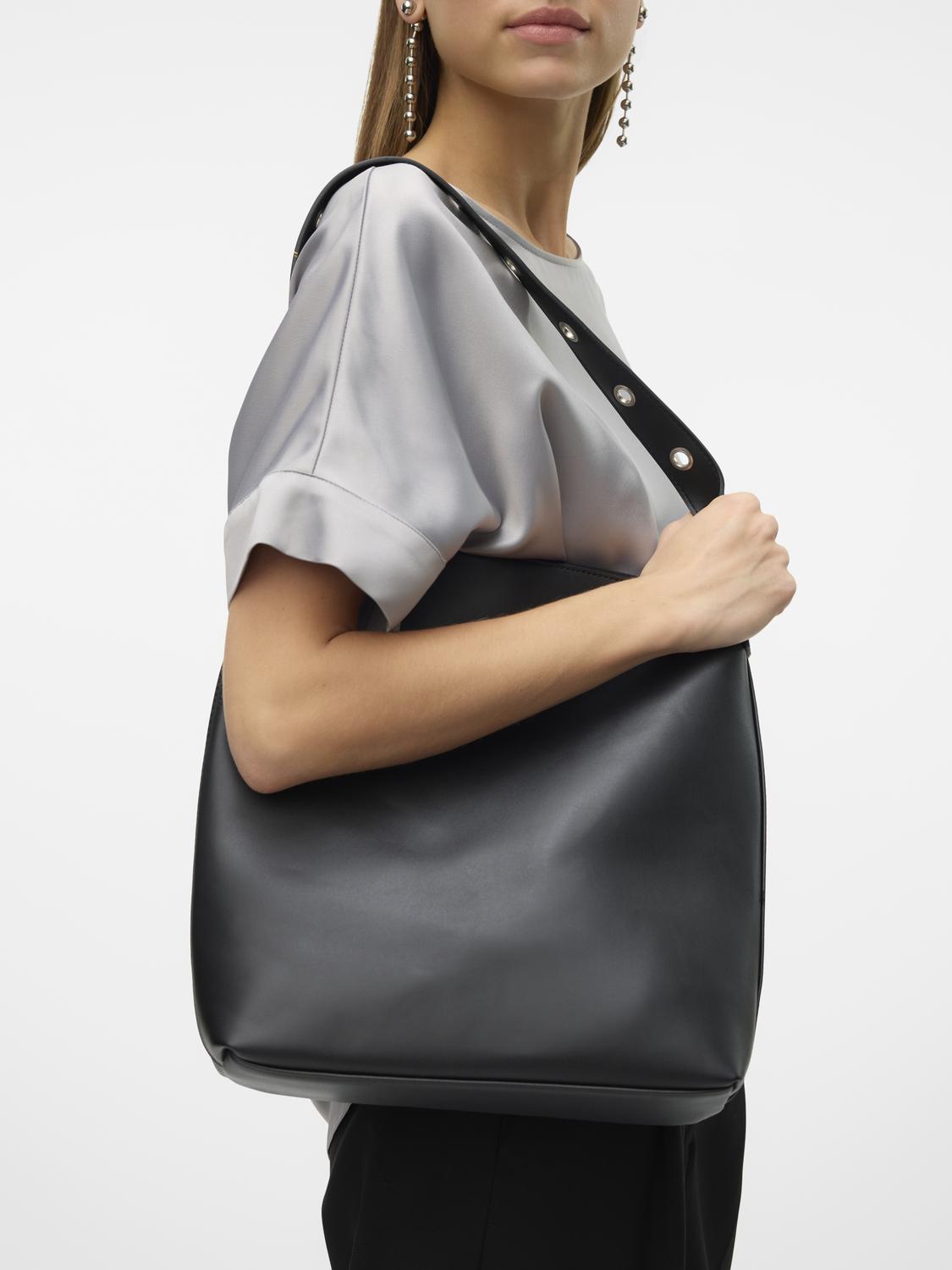 model_shot-front