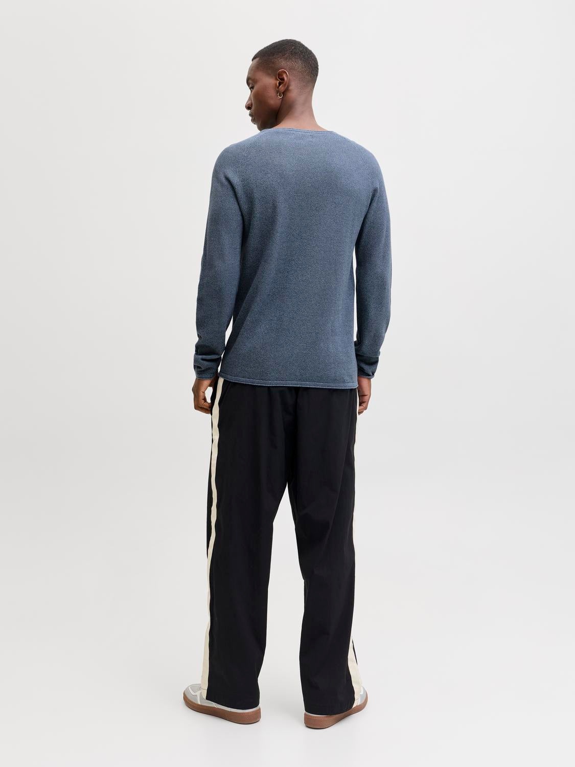 model_shot-back