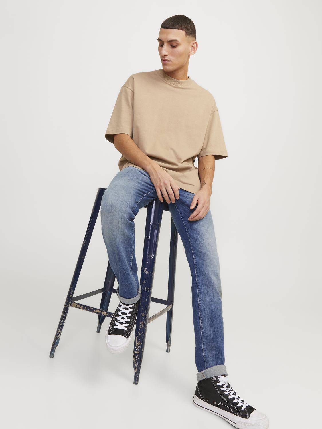 model_shot-creative