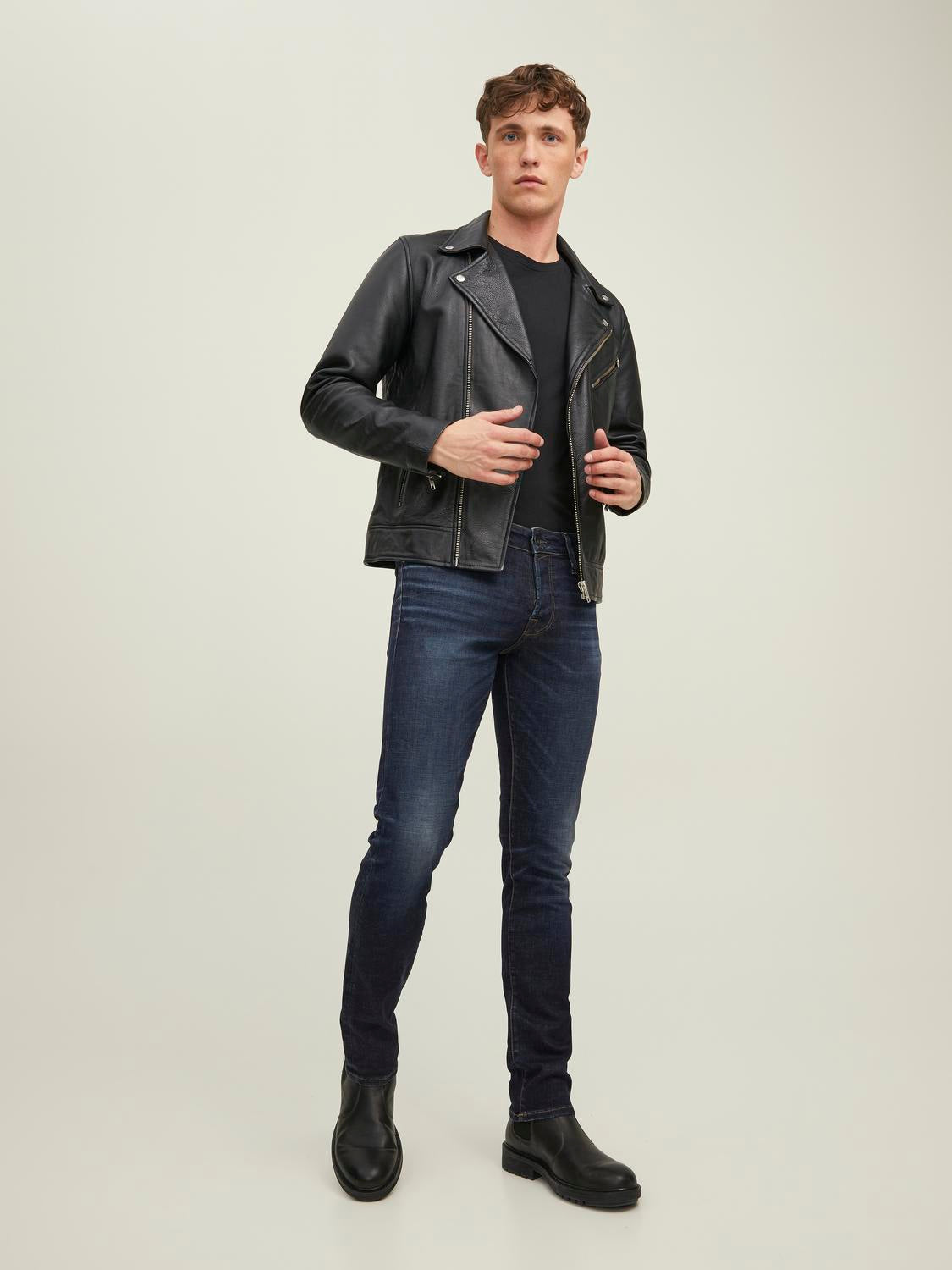 model_shot-front_full