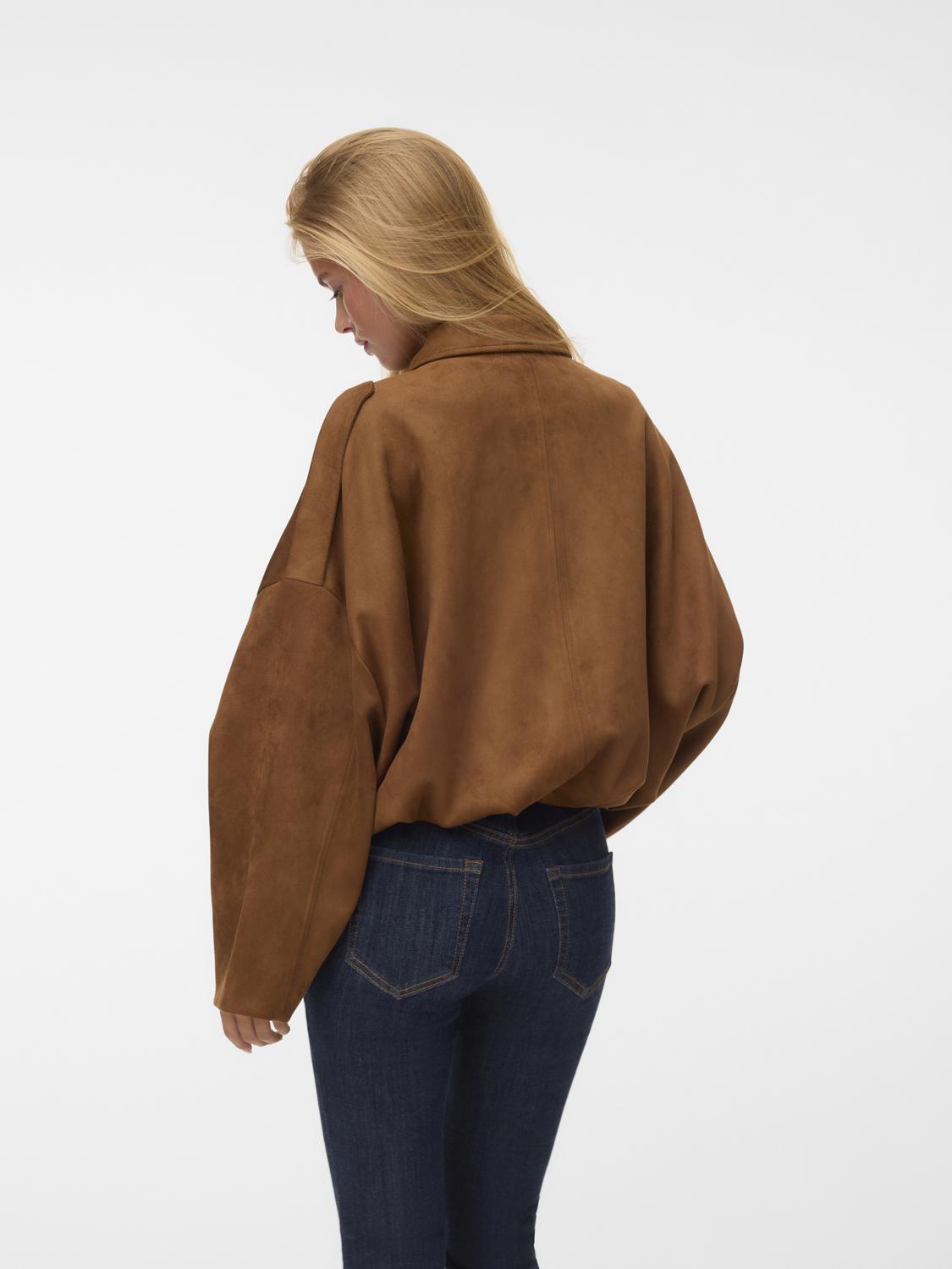model_shot-back