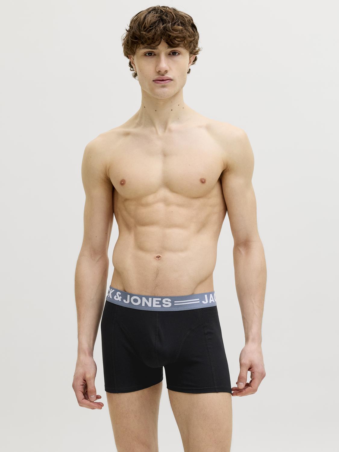 model_shot-front