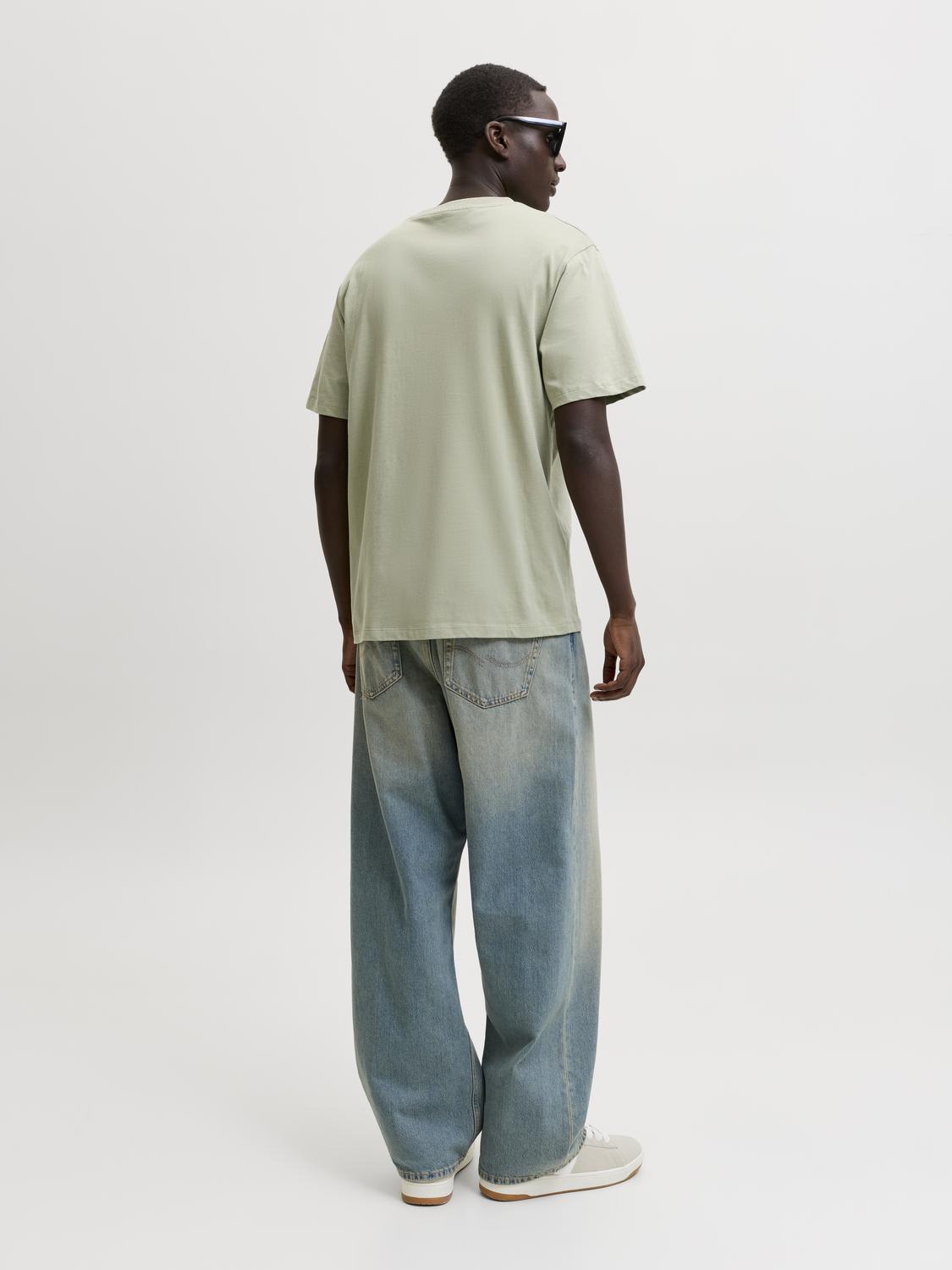model_shot-back