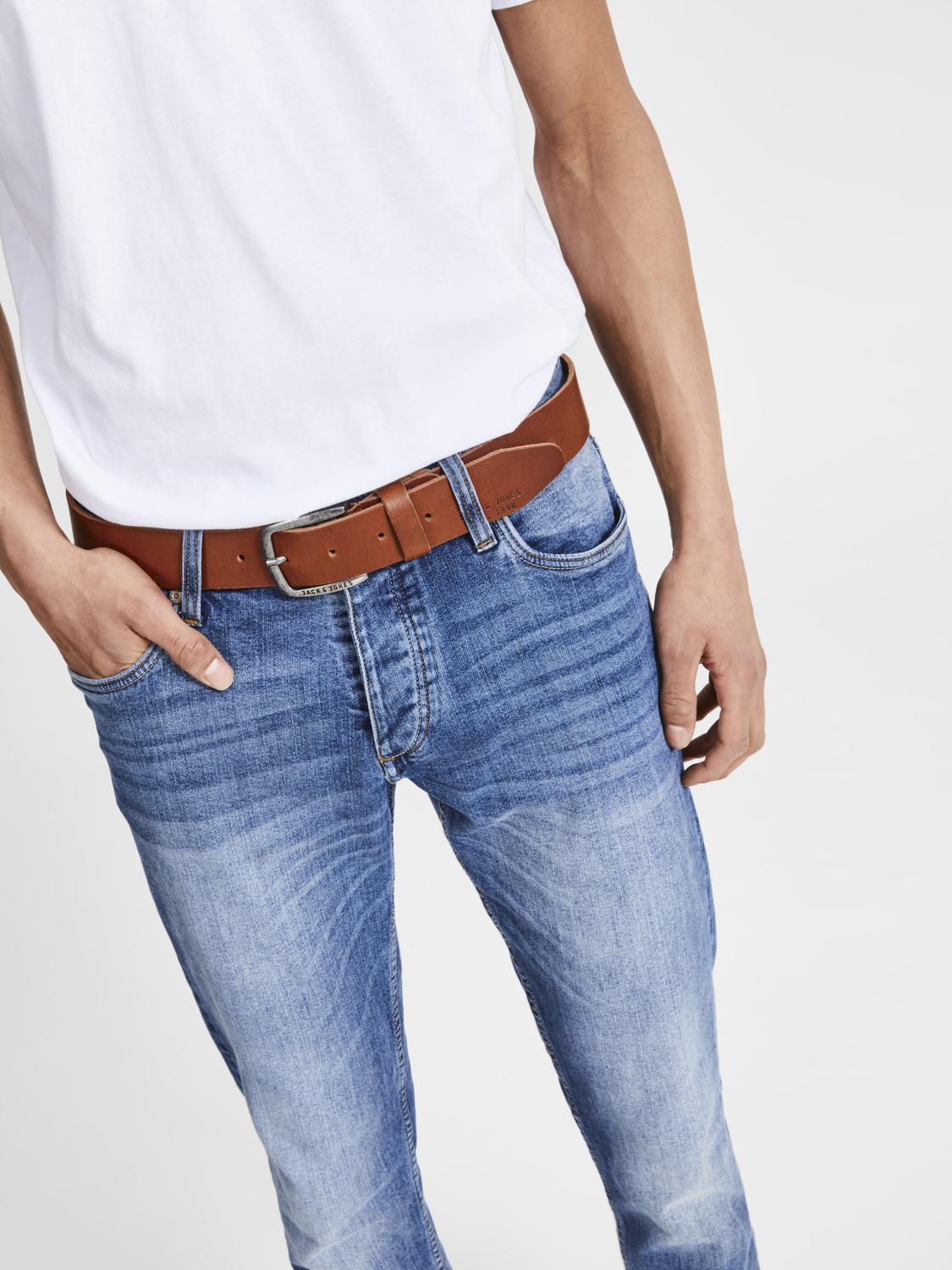 model_shot-front