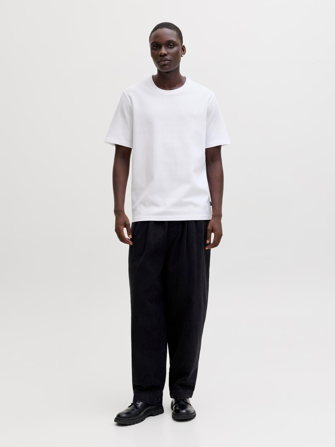 model_shot-front_full