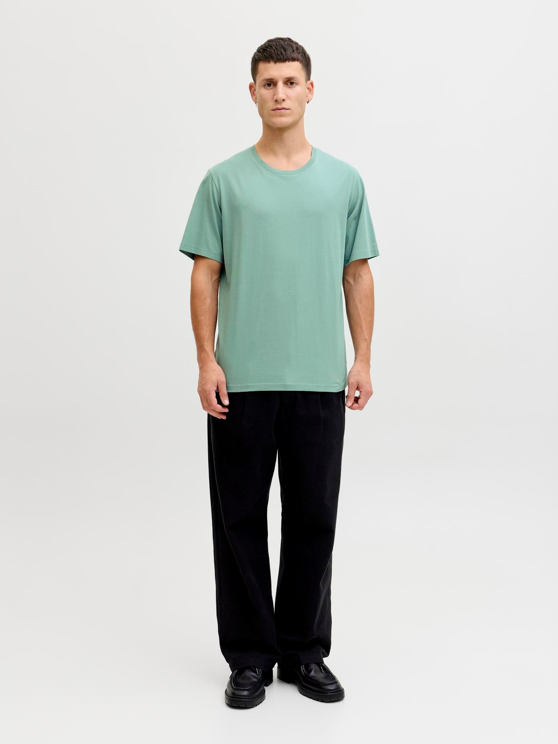 model_shot-front_full