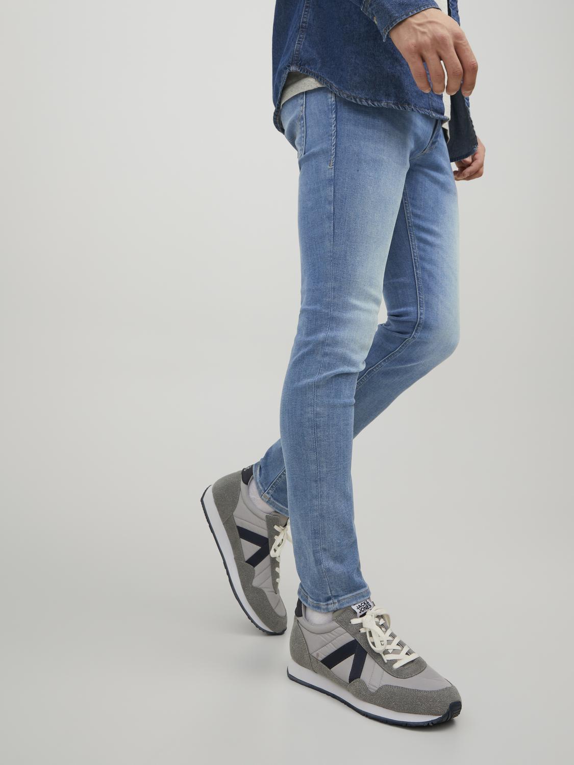 model_shot-creative