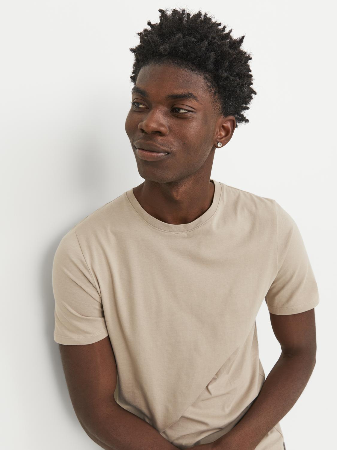 model_shot-creative