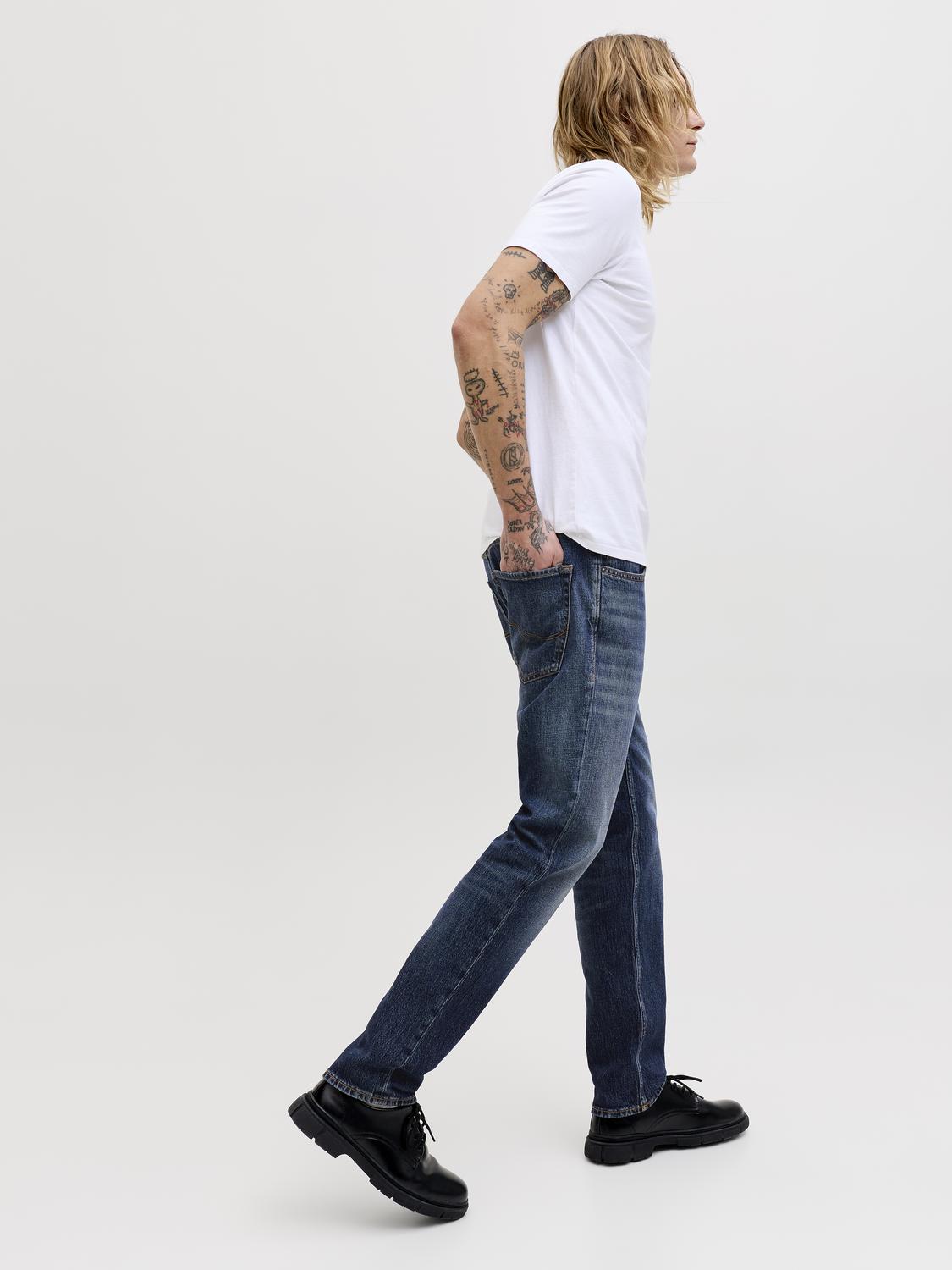 model_shot-creative
