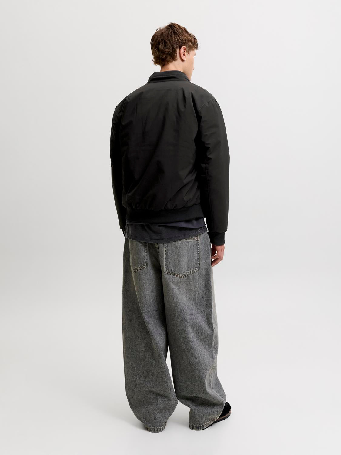 model_shot-back
