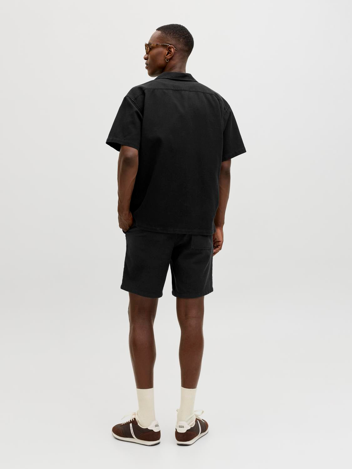 model_shot-back