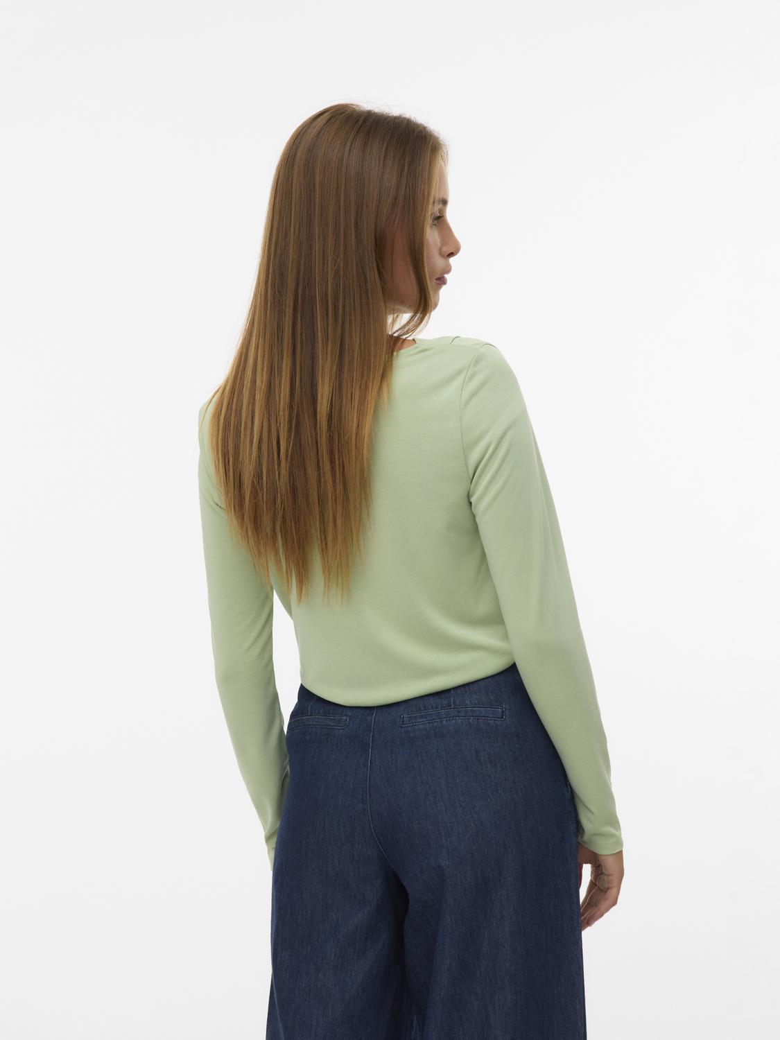 model_shot-back